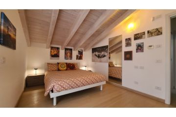 foto camera da letto mansardata con tetto in legno a vista