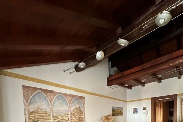 Soggiorno con travi a vista